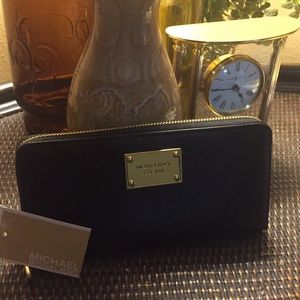 Michael Kors *Jet Set Item* Black Wallet